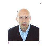 Docente impartisce lezioni di matematica chimica e biologia per studenti liceali